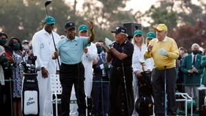 Lee Elder saluda en el Masters de Augusta, al que ha dado la salida de honor