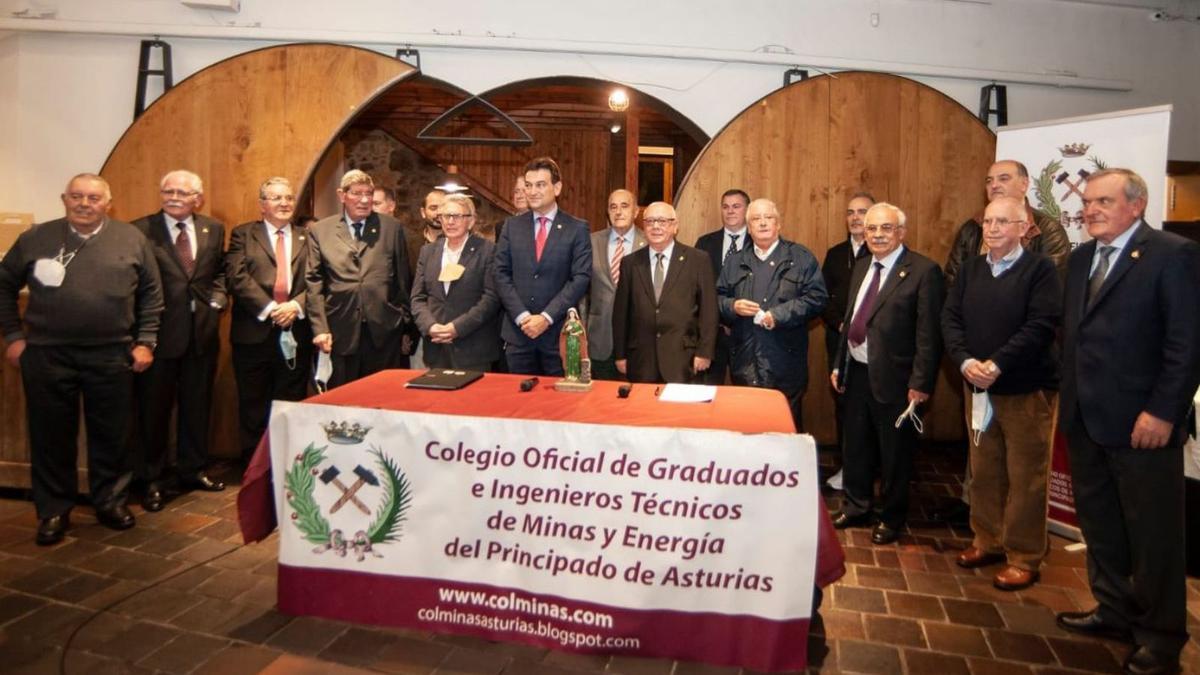 Foto de familia de los homenajeados por el Colegio.