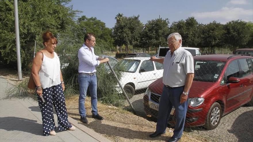 La Medina exige la mejora de los aparcamientos de Miraflores
