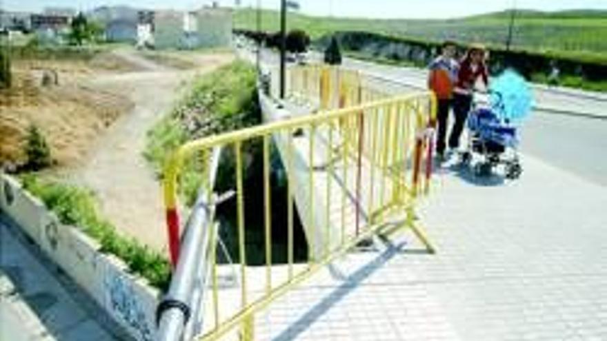 El puente del calamon lleva 4 meses sin barandilla