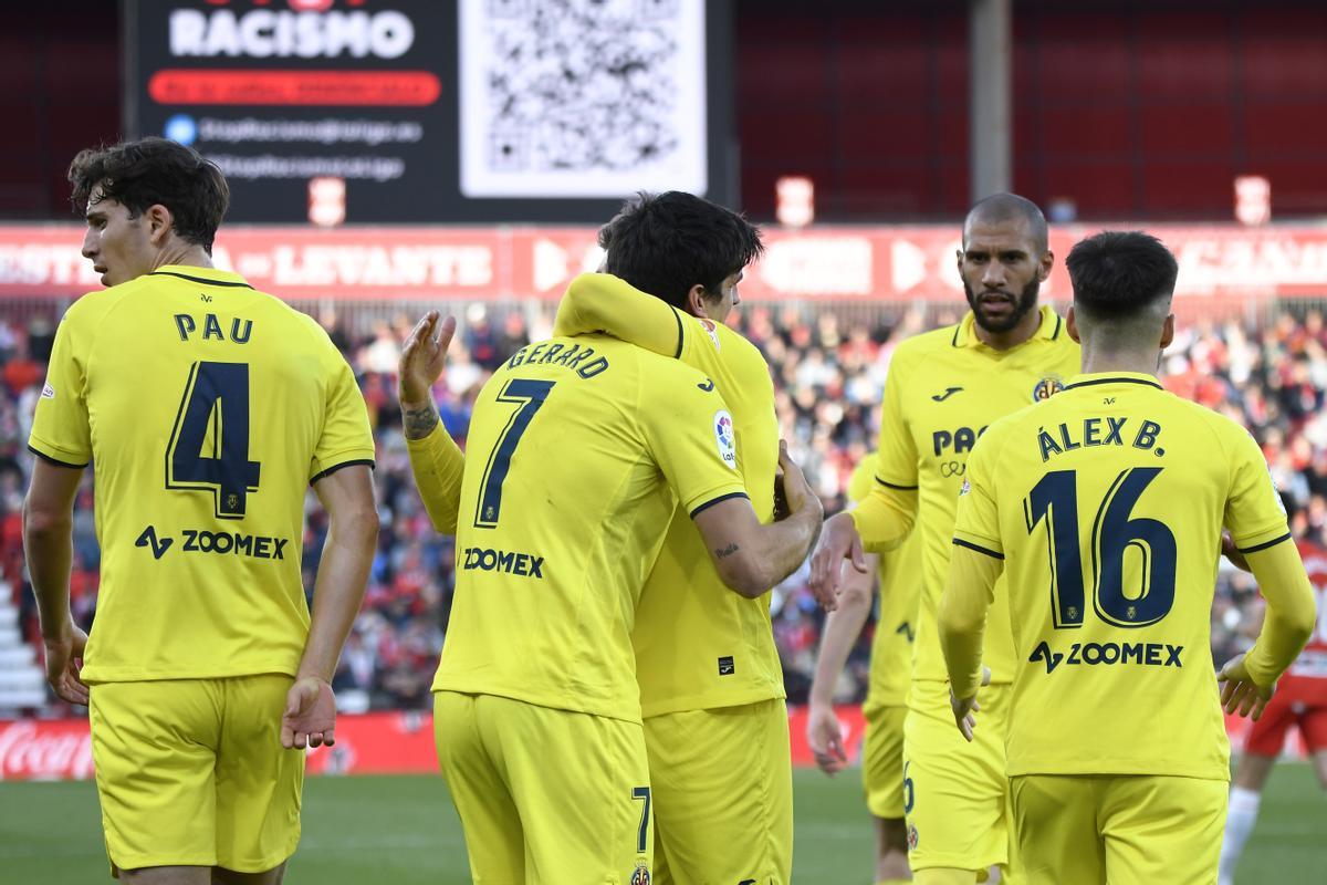 La alegría de los jugadores del Villarreal, que abrazan a Gerard Moreno tras anotar ante el Almería.