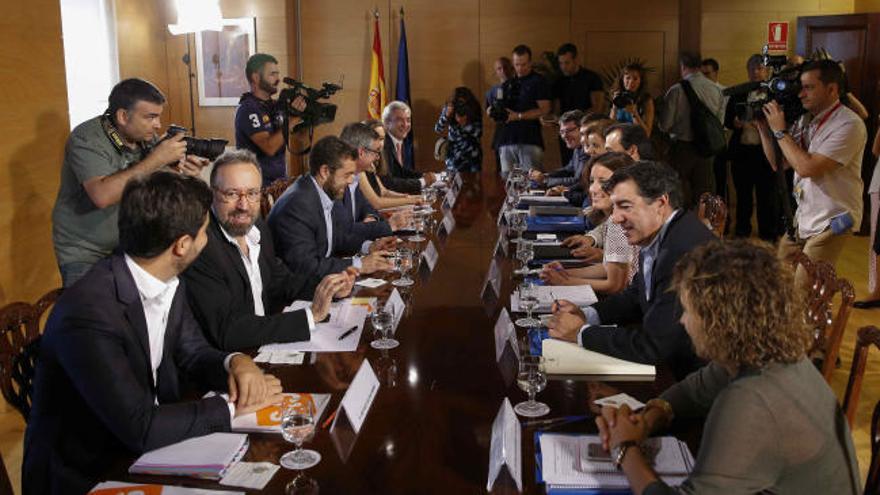 Nueva reunión del PP y C&#039;s para buscar un acuerdo de investidura