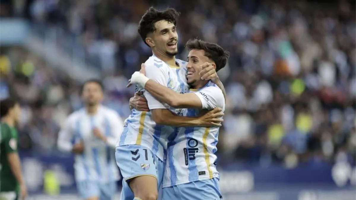Kevin Medina, junto a David Larrubia en la celebración de un gol con el Málaga.