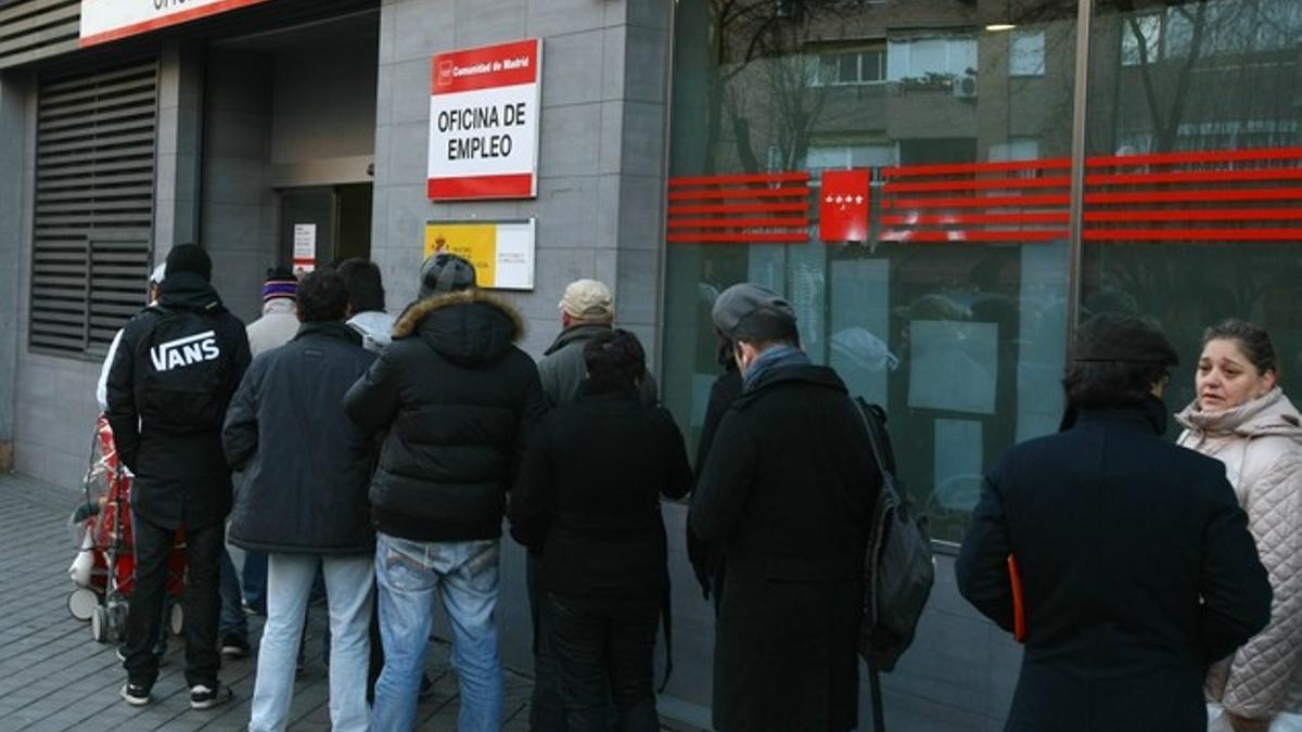 Cola en una oficina de empleo de Madrid.