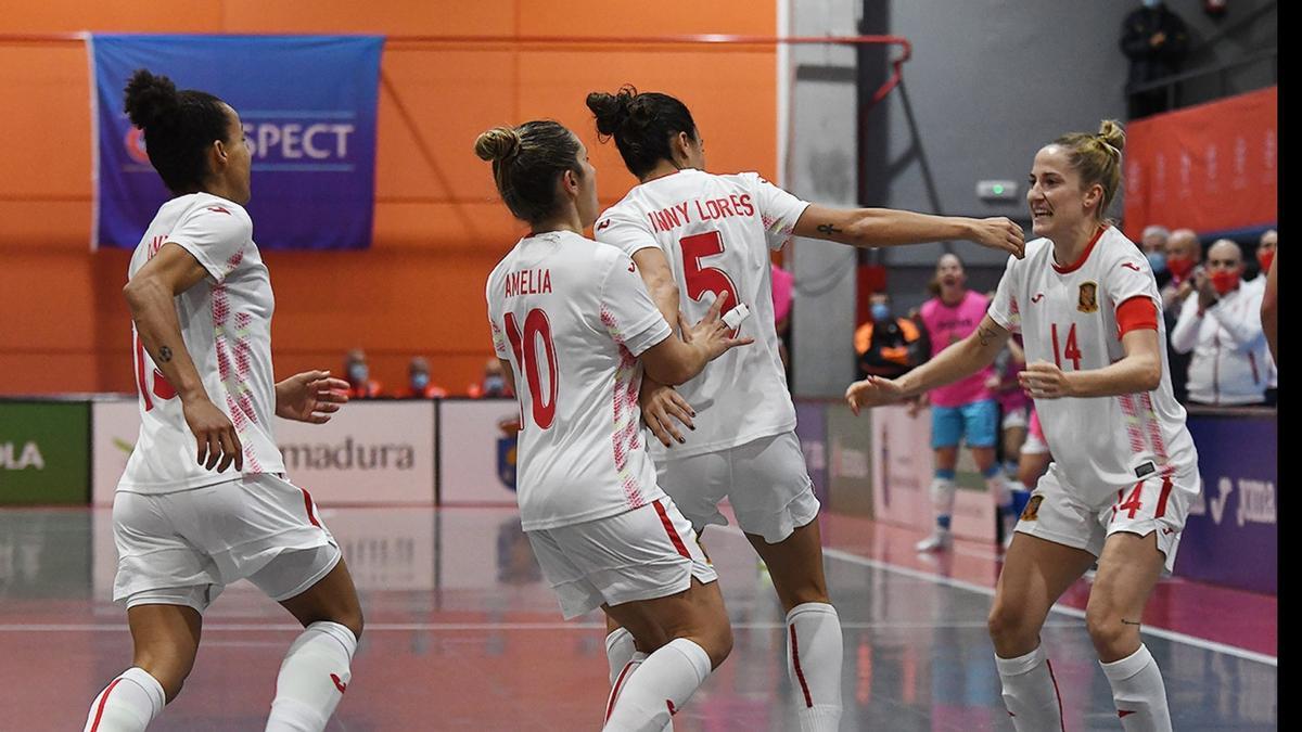 Las jugadoras de la selección española celebran uno de los goles.