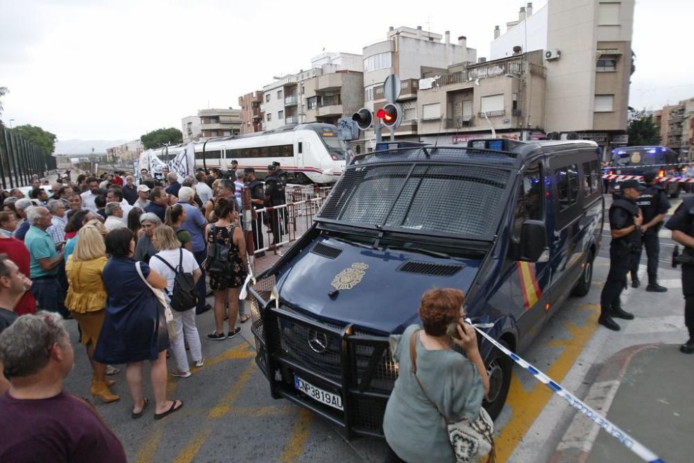 Los manifestantes protestan contra el AVE