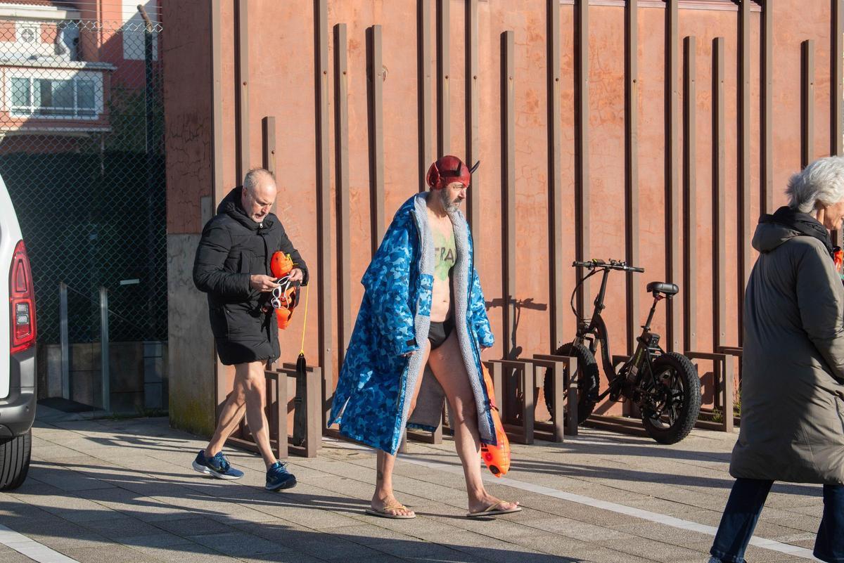 A Coruña desafía al frío y al mar para visibilizar la ELA