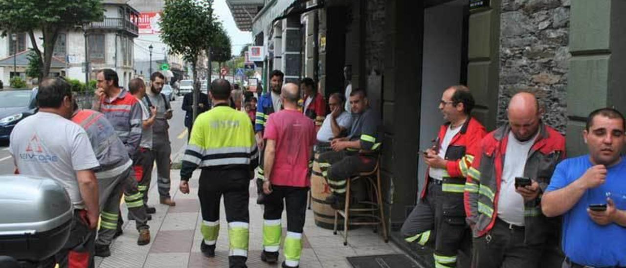 Trabajadores de la parada de Ence, en la calle, durante la pausa del mediodía.