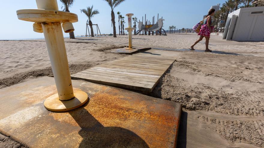 Un lavapiés de playa de San Juan, lleno de óxido