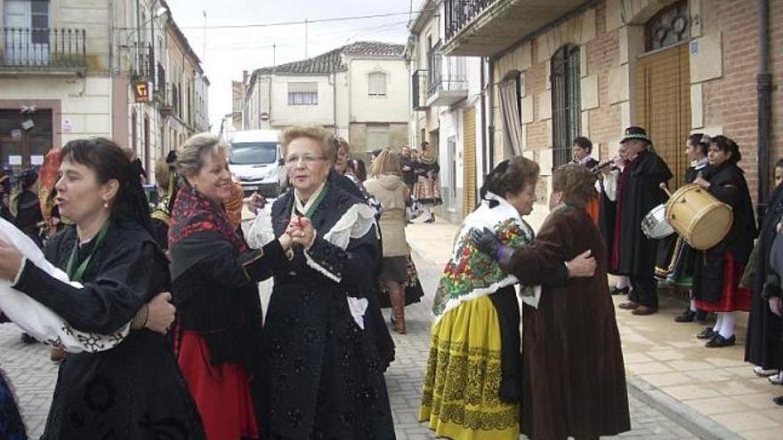 La águedas bailan en la plaza corralina.