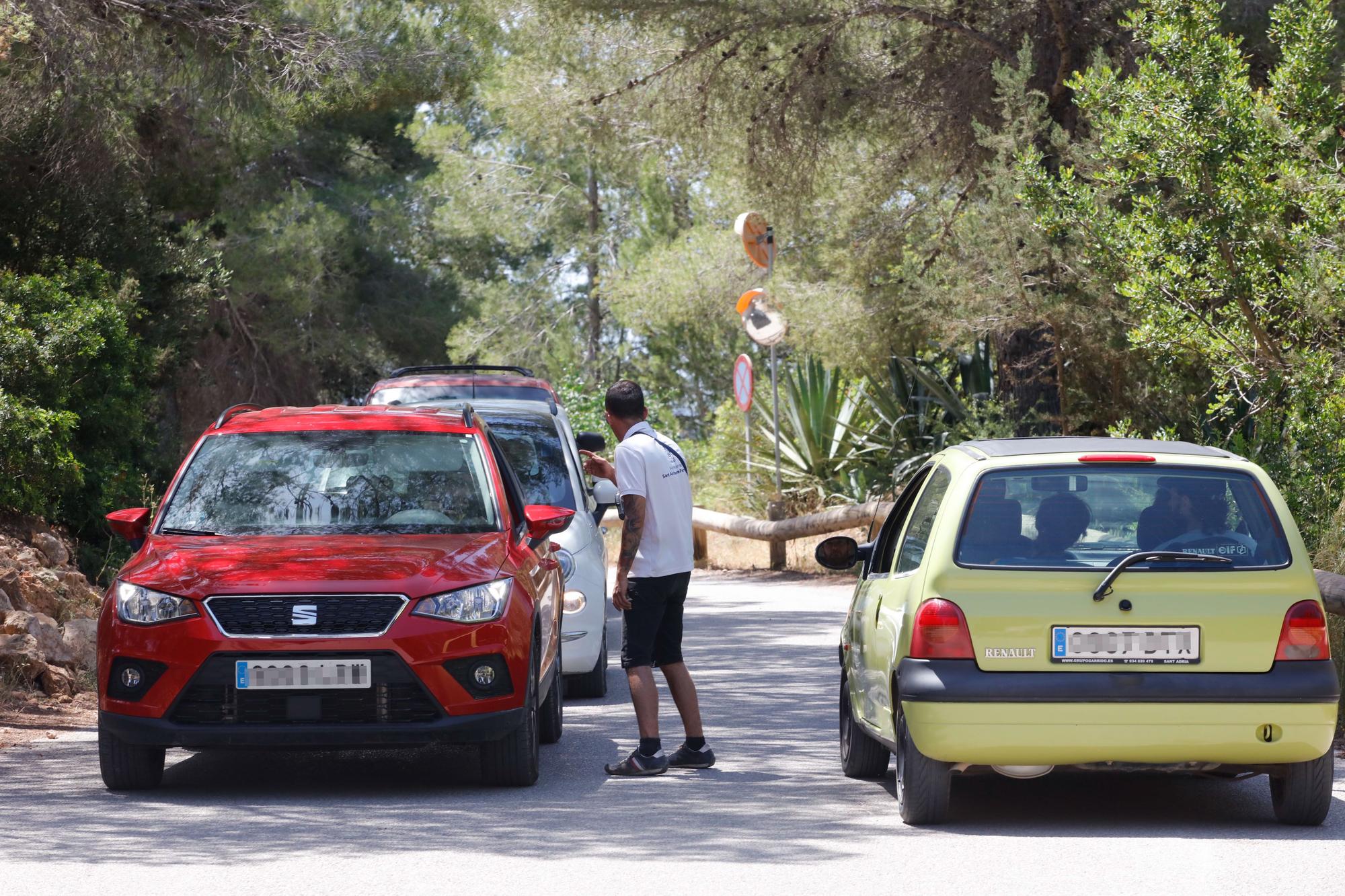 Primer día del servicio de autobús a Cala Salada