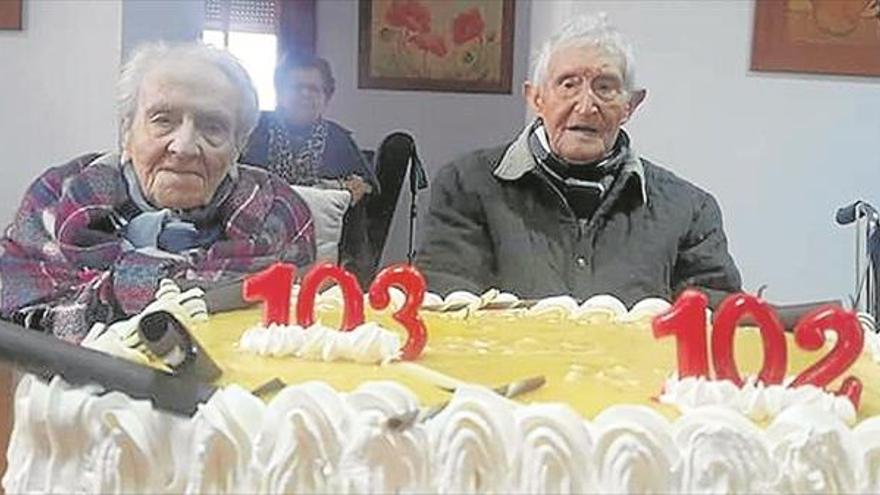 Doble cumpleaños de centenario en la residencia san juan de dios de bujalance