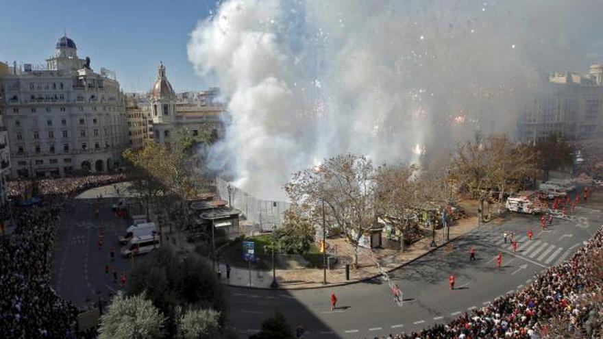 Un momento del disparo de la primera masclet  del programa de fallas 2011, a cargo de Pirotecnia Peñarroja. A partir de hoy y hasta el día 19 de marzo se dispara a diario una masclet  en la plaza del Ayuntamiento con motivo de la fiesta de las Fallas.