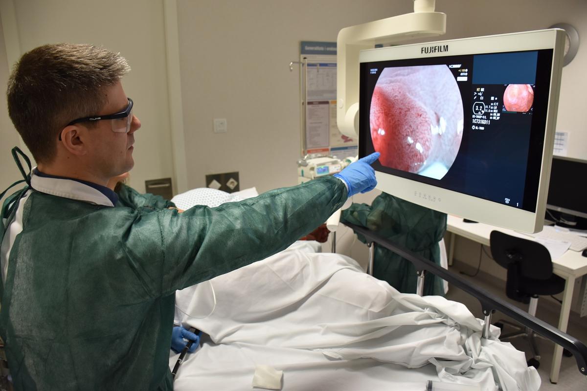 Un sanitario realiza una colonoscopia en el Hospital Sant Joan de Déu de Manresa.