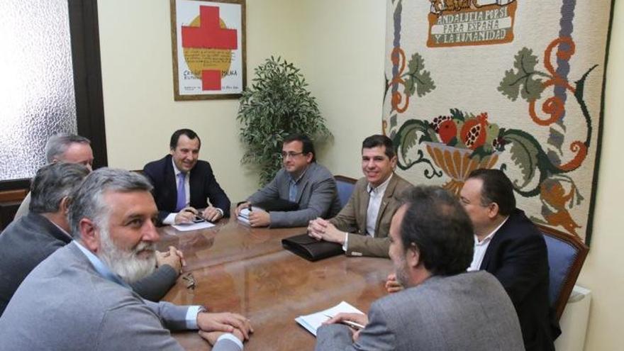 En la imagen, entre otros, Manuel Villafaina y José Luis Ruiz Espejo durante la reunión que se celebró ayer.