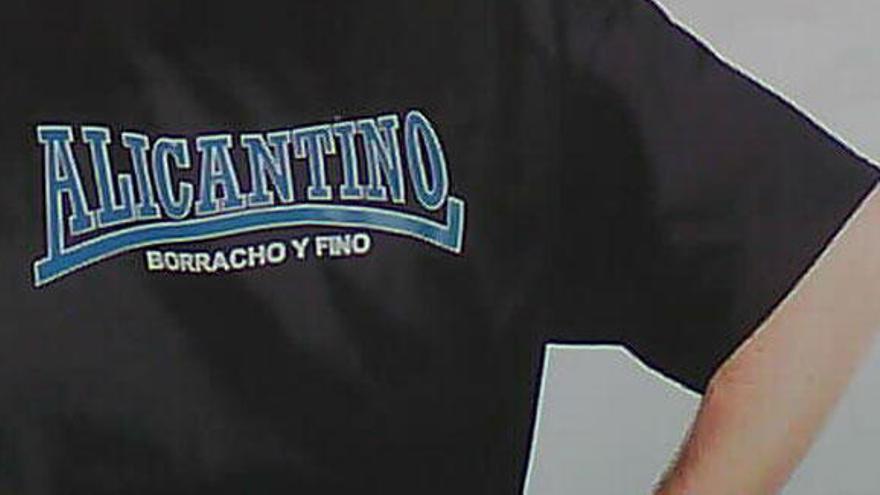 Una camiseta con el dicho &quot;Alicantino, borracho y fino&quot;