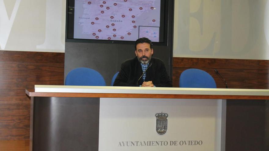 Ricardo Fernández con el mapa de ciudades con regulación de descansos para los taxis.