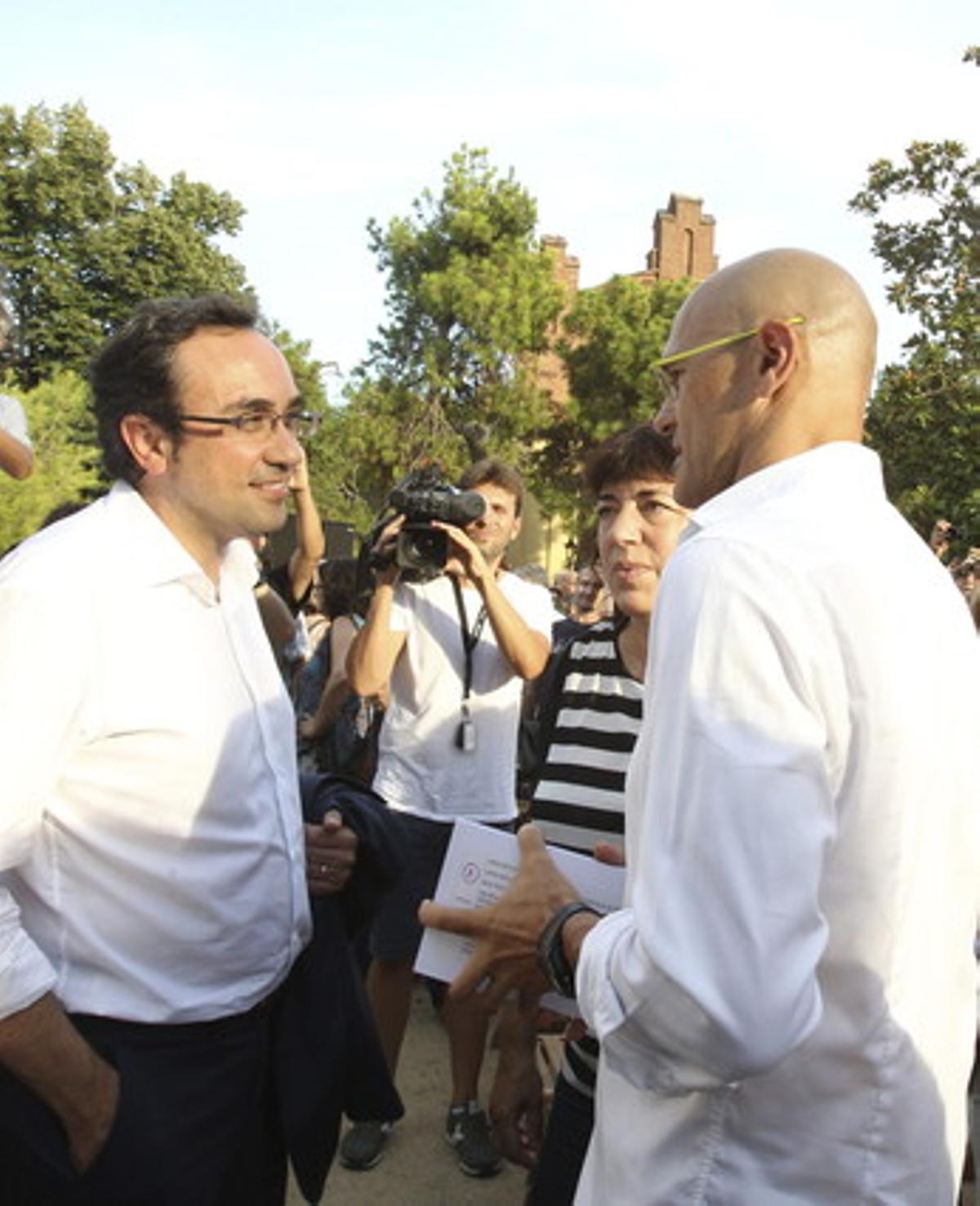 Josep Rull (esquerra) parla amb el cap de llista de Junts pel Sí, Raül Romeva, el 5 d’agost.