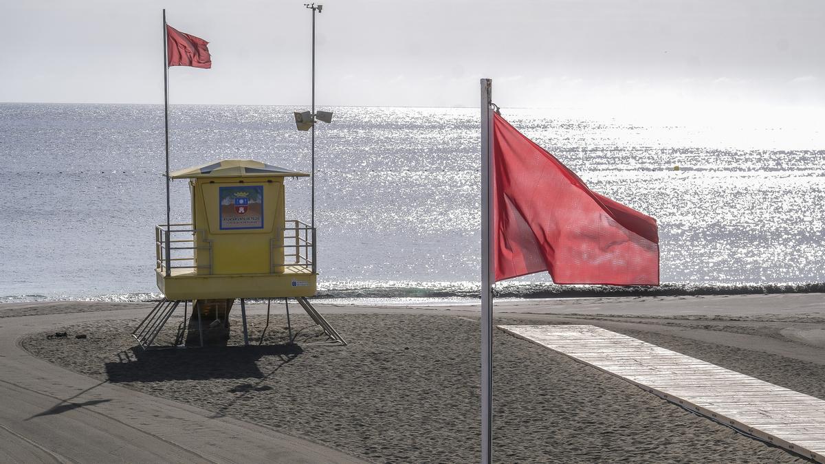La playa de Melenara con la bandera roja por el vertido
