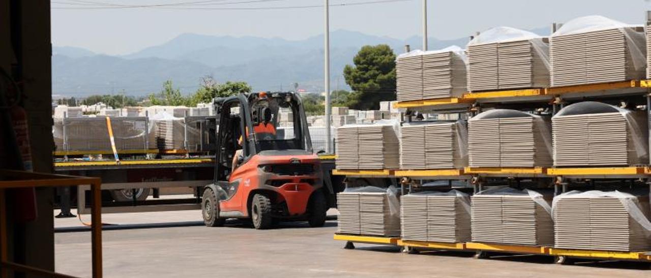 Operarios durante un proceso de preparativos de una carga de azulejos con destino internacional. | GABRIEL UTIEL