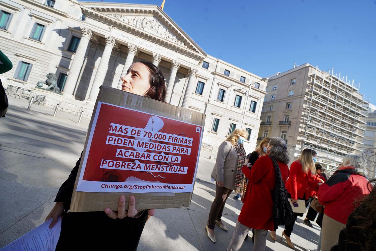El colectivo Period Spain durante una concentración esta mañana frente al Congreso de los Diputados para la entrega de firmas pidiendo medidas para acabar con la pobreza menstrual.