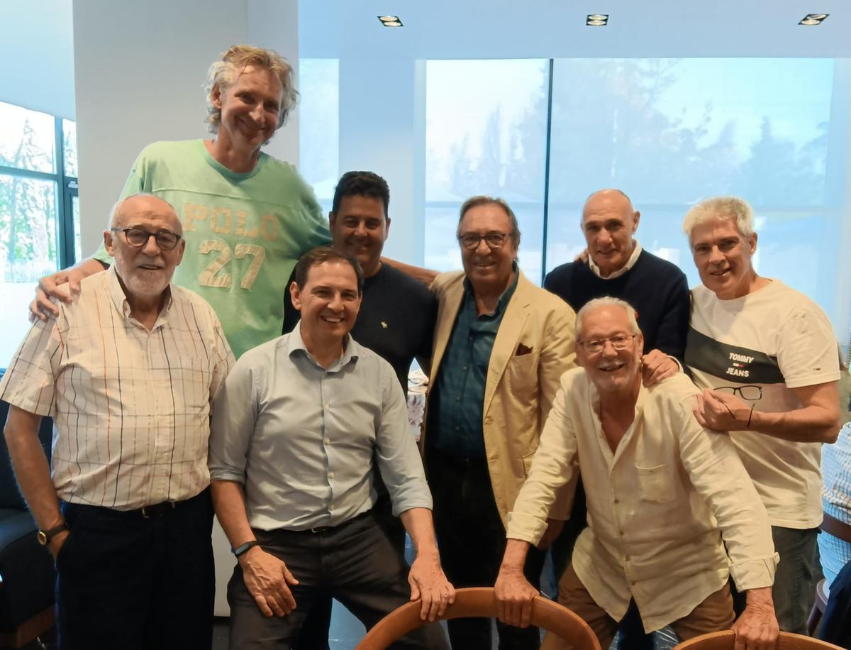 Con miembros del Cáceres CB que protagonizaron el ascenso a la ACB.