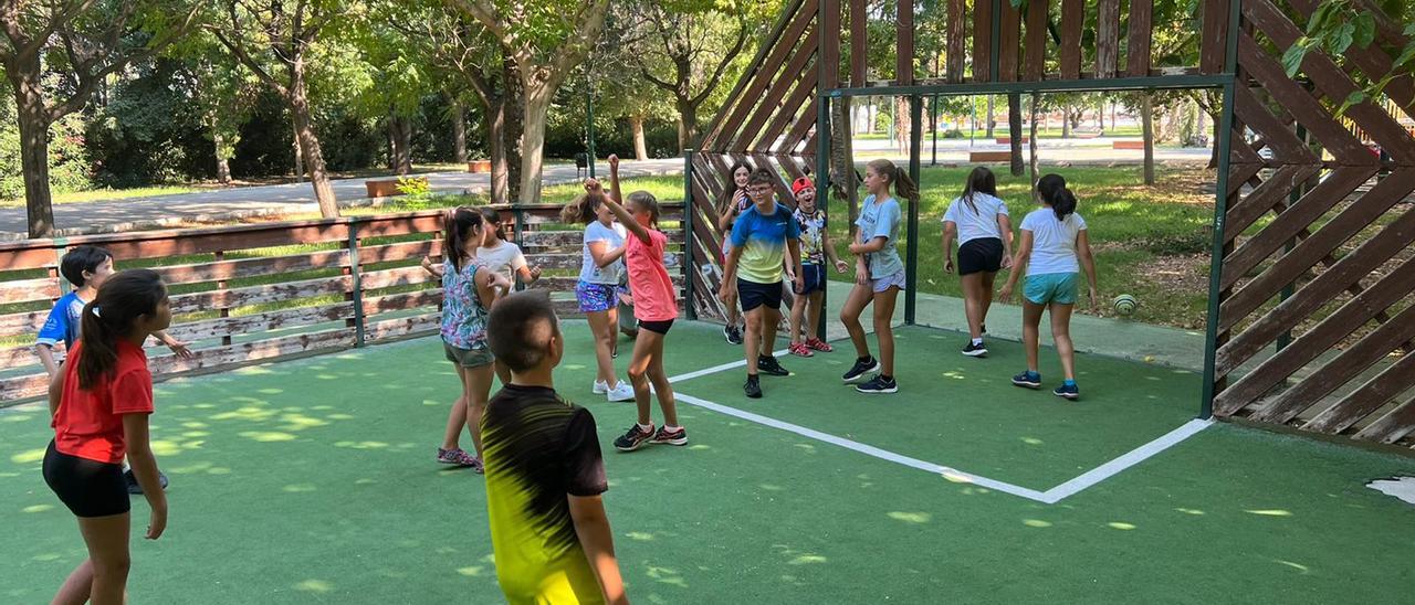 Niños y niñas en &quot;Concilia l&#039;estiu amb esport&quot;.