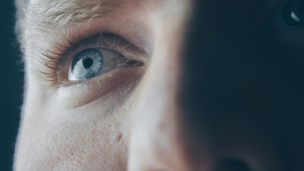 Jesús Burón, optometrista: "Mantén a raya el estrés y la ansiedad; podrían provocarte tics en los ojos"