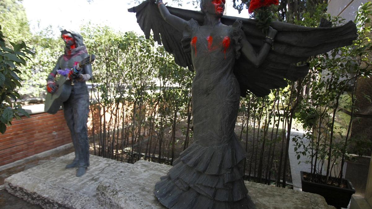 Pintan las estatuas de Lola y Antonio Flores en el cementerio de la Almudena