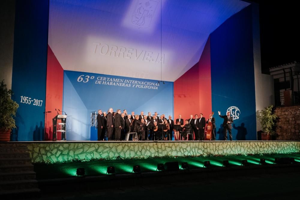 La participación de los coros locales protagonizó la gala de clausura del Certamen Internacional de Habaneras y Polifonía de Torrevieja