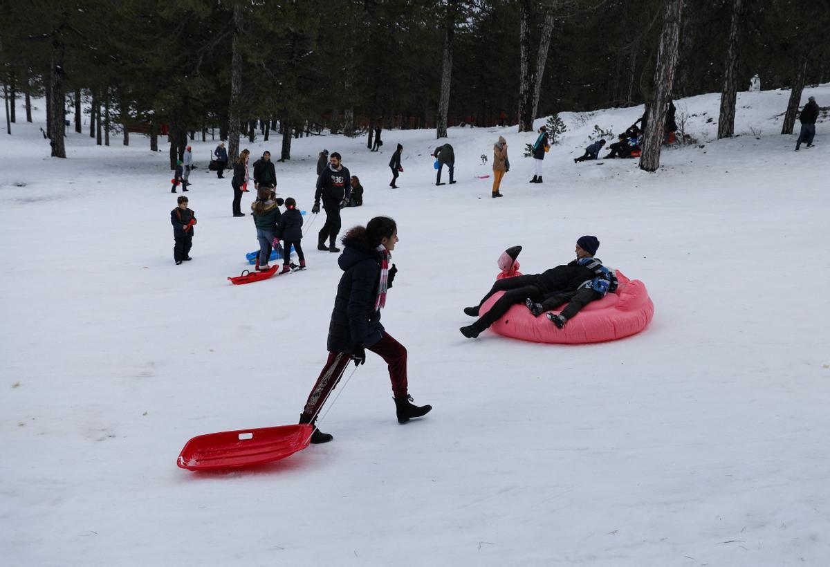 Juegos en la nieve en las montañas de Troodos, en Chipre.