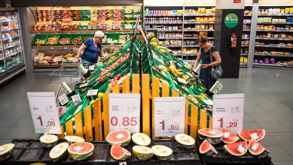 Dos clientas en la sección de frutas y verduras de un supermercado BonPreu de Barcelona, este verano.