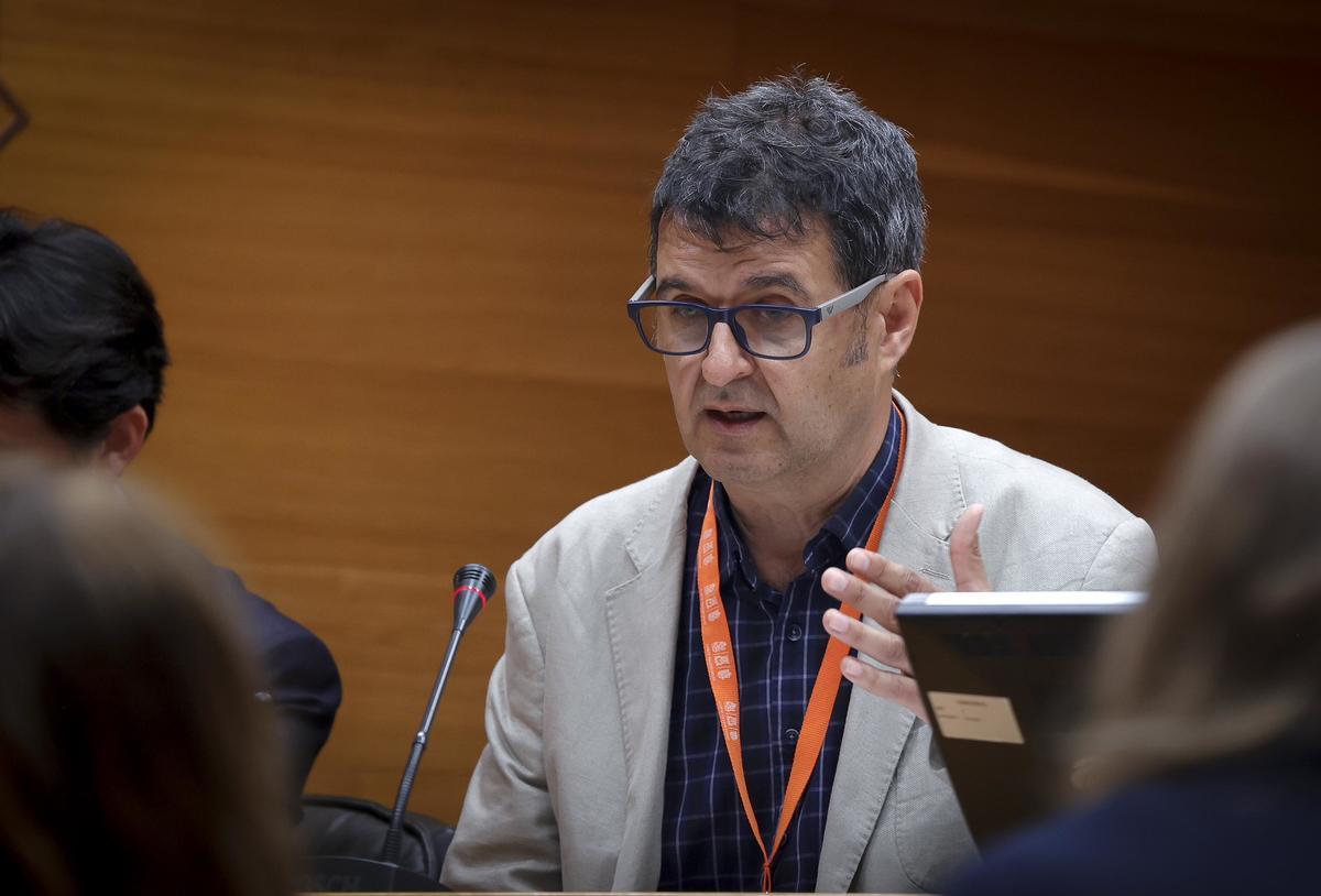 El ingeniero adjunto a la dirección de explotación de la presa de Buseo, en Les Corts Valencianes