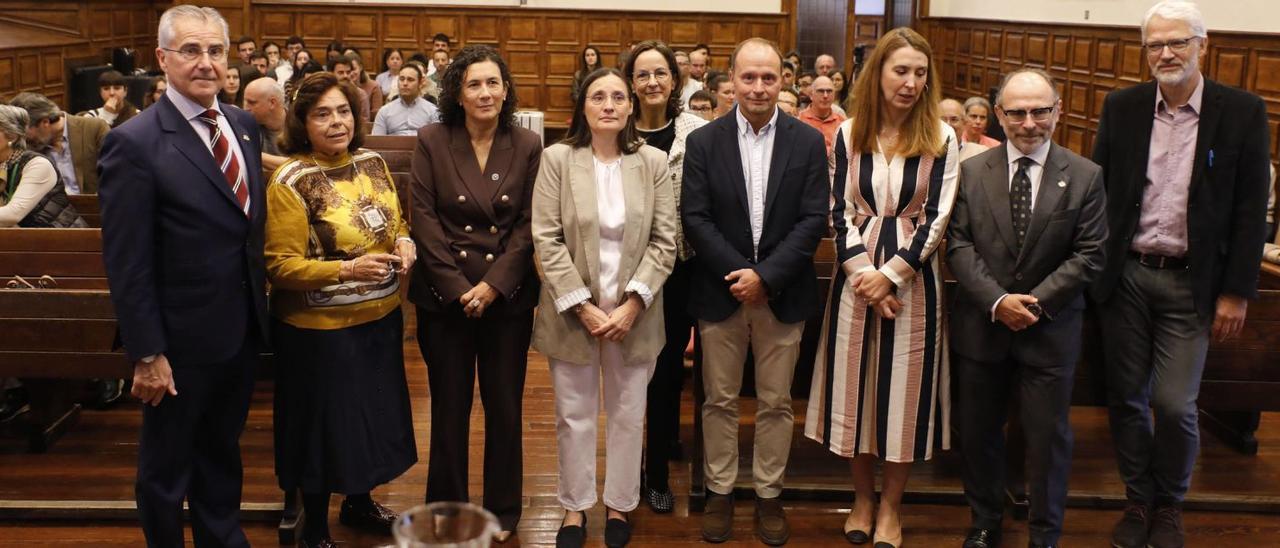 Presentación de los actos conmemorativos del 25.º aniversario del IUOPA, en el Aula Magna de la Universidad de Oviedo, el pasado 29 de septiembre. Desde la izquierda, Carlos Siñeriz (Cajastur), Adonina Tardón (catedrática), Irene Díaz (vicerrectora de Investigación), Ana Gutiérrez (directora del IUOPA), María Victoria G. Meana (secretaria del IUOPA), Mario F. Fraga (coordinador científico del IUOPA), Cristina González (directora general de Universidad), Ignacio Villaverde (rector de la Universidad) y Lennart Koch (asociación Galbán). | FERNANDO RODRÍGUEZ