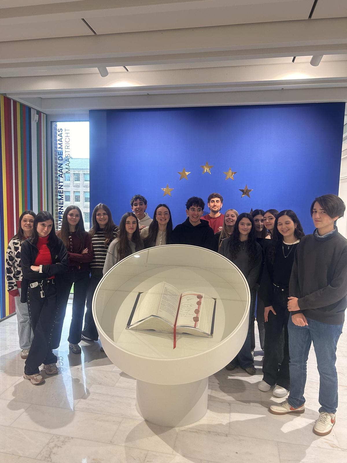 Alumnat durant la visita del programa Erasmus + amb el tractat de Maastritcht