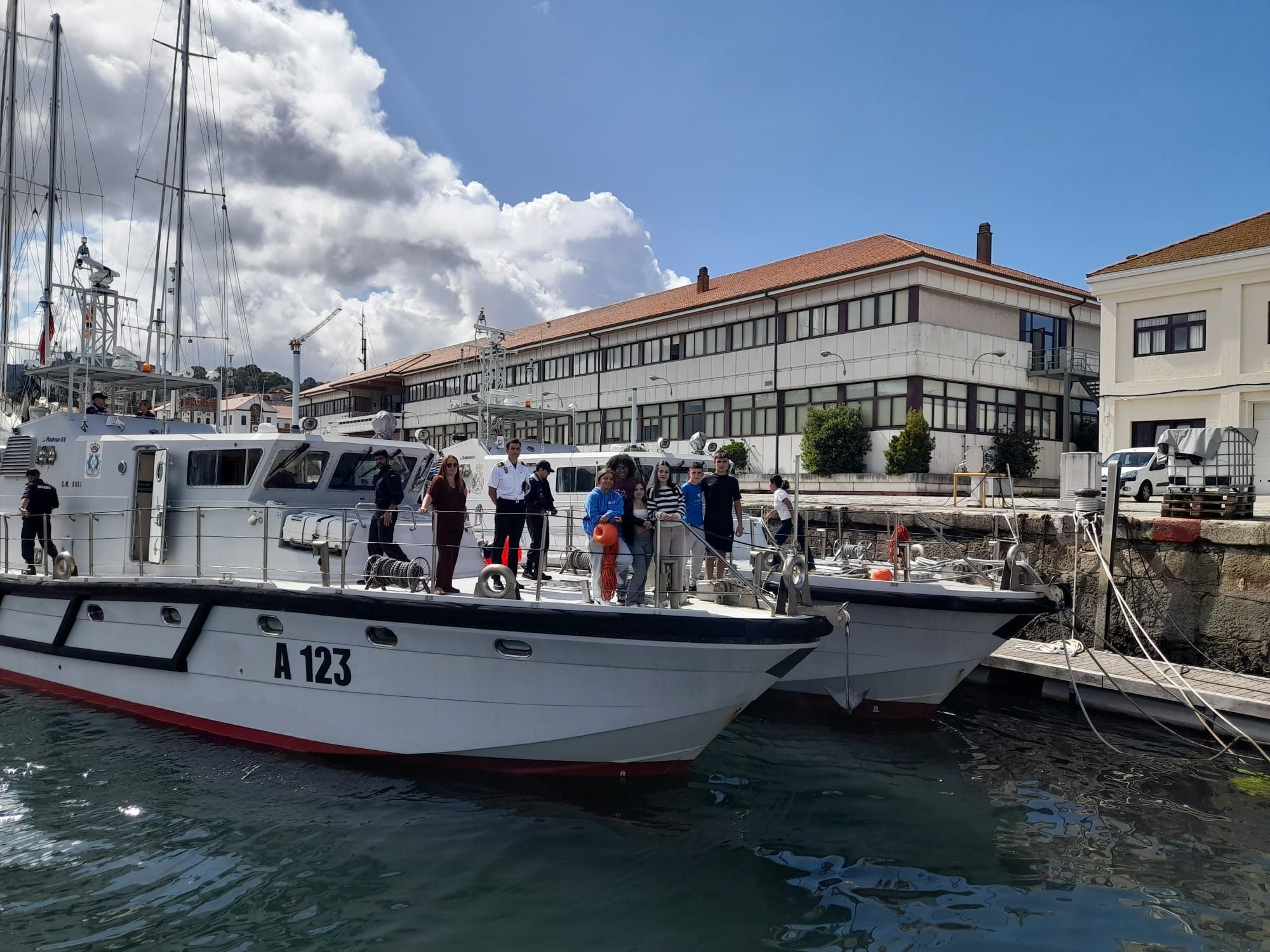La escuela naval de Marín, abierta para disfrute de 41 alumnos del instituto de Vegadeo