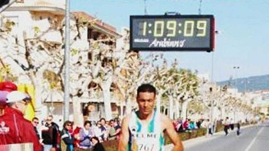 El atleta marroquí Abdelaziz Dahaoui entrando en la línea de meta