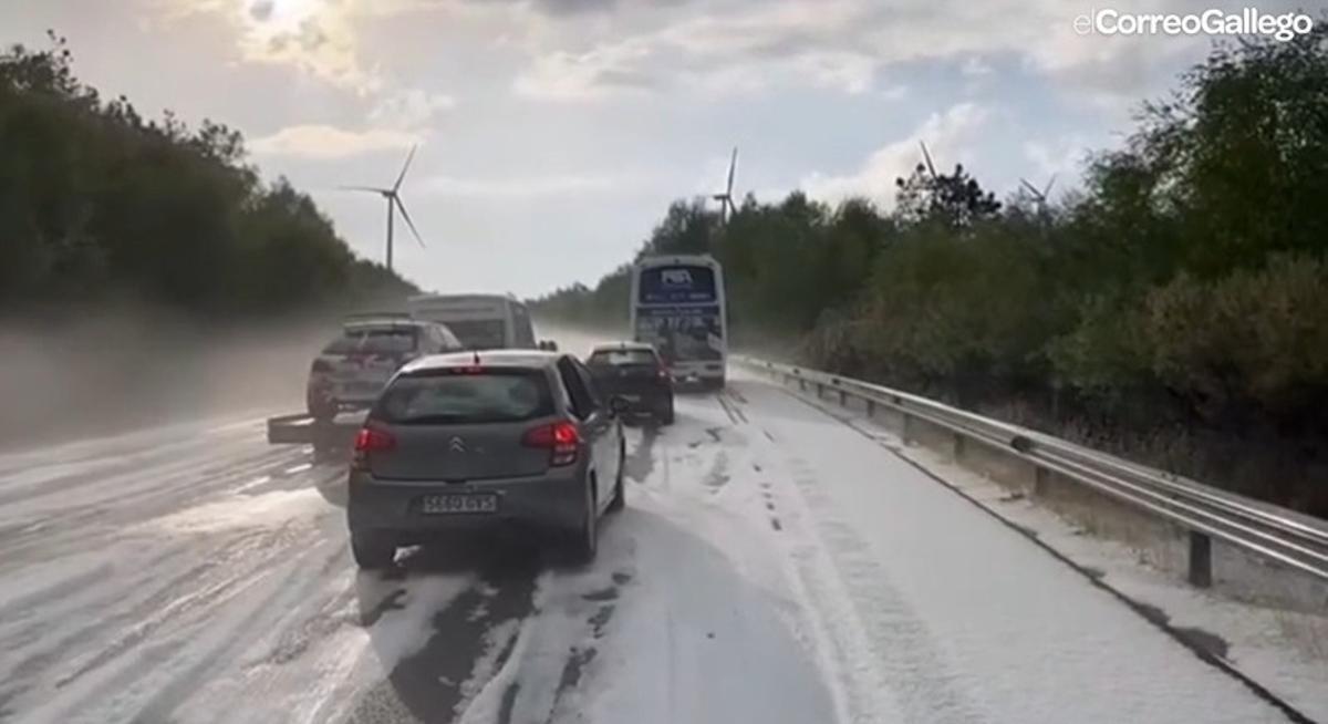 Los vehículos atrapados este domingo en el Alto do Faro tras la fuerte granizada