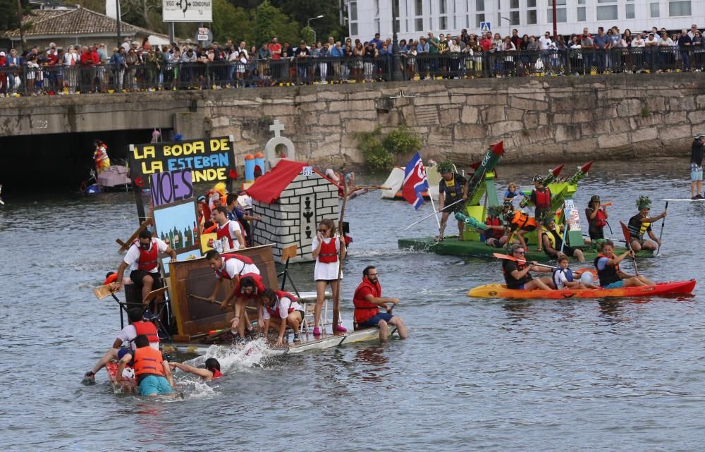 Un centenar de participantes a bordo de trece "artefactos flotantes" participan en la divertida prueba en A Ramallosa.