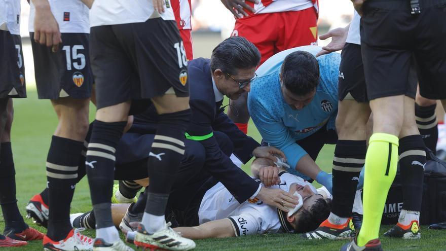 El ex del Sporting Diego López da el susto en Mestalla y es evacuado al hospital