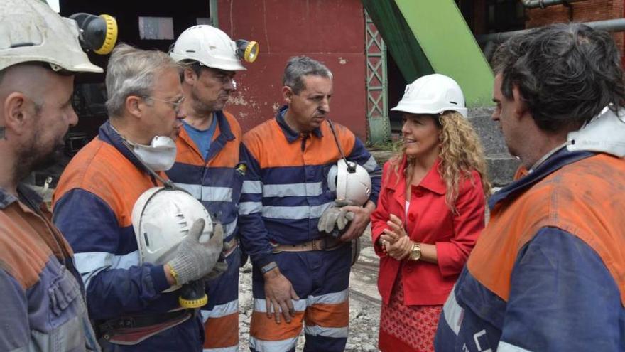 mineros por un día. Representantes de la Cámara de Comercio de Gijón, junto a María Teresa Mallada, en el exterior del pozo Sotón.