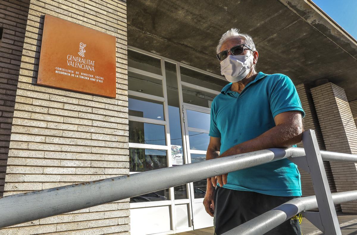 Paco Muñoz, residente en Altabix, en la entrada a la residencia.