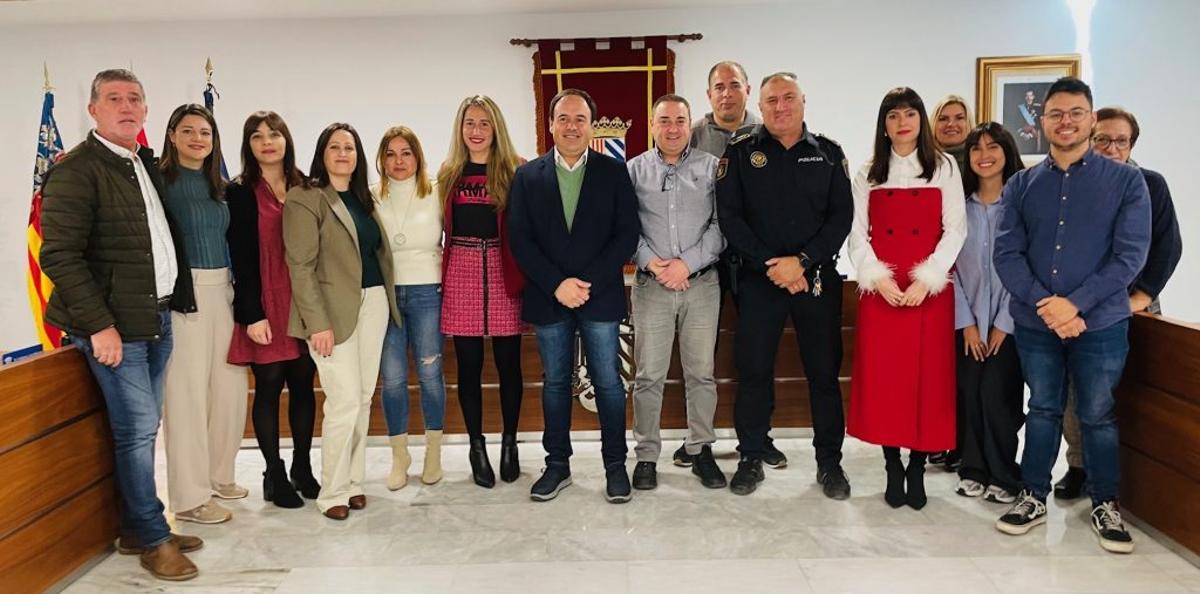 Llorca, con los nuevos funcionarios de Finestrat en 2014; a la derecha, de rojo, su pareja.