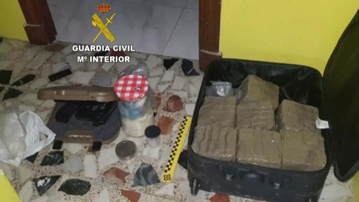 Piden 12 años de prisión y una multa de 300.000 euros para un vecino de Bueu por tráfico de drogas y tenencia ilícita de dos pistolas semiautomáticas