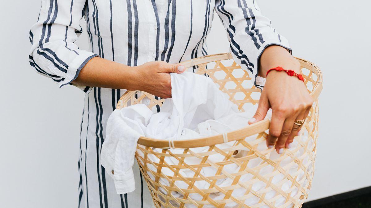 Trucos para eliminar las manchas de sudor y desodorante de la ropa