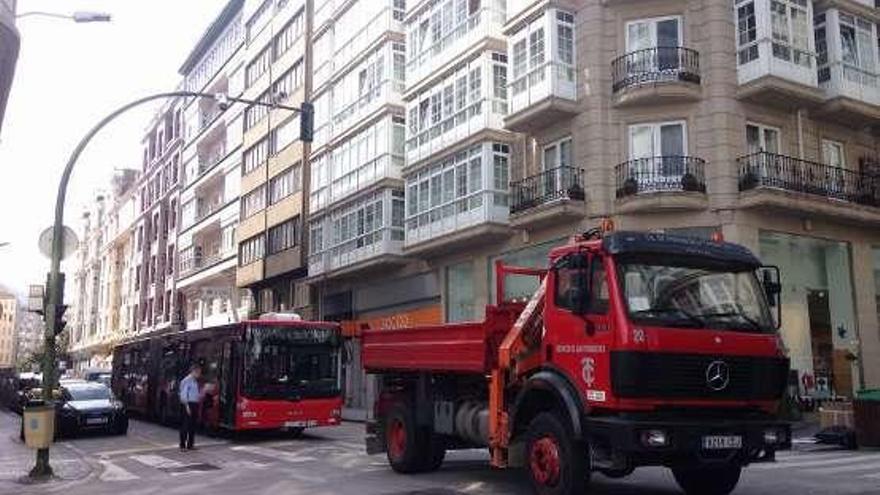 La avería en un bus provoca atascos en el entorno de Rosalía de Castro