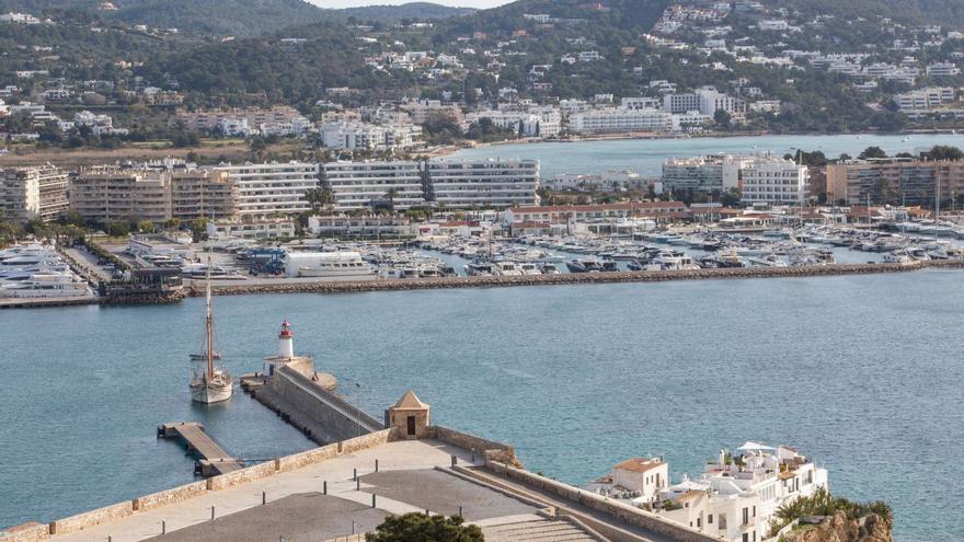 Vista general del puerto deportivo Botafoc Ibiza desde Dalt Vila. | VICENT MARÍ