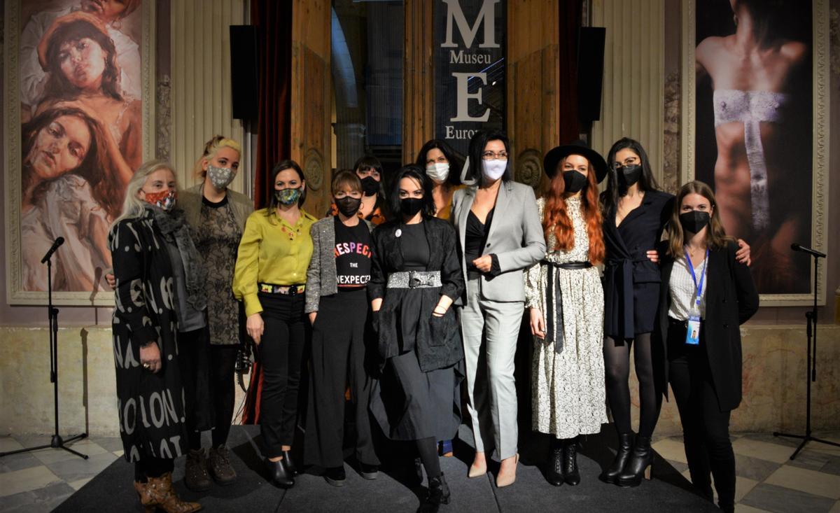 Les dones pinten molt Les dones pinten molt