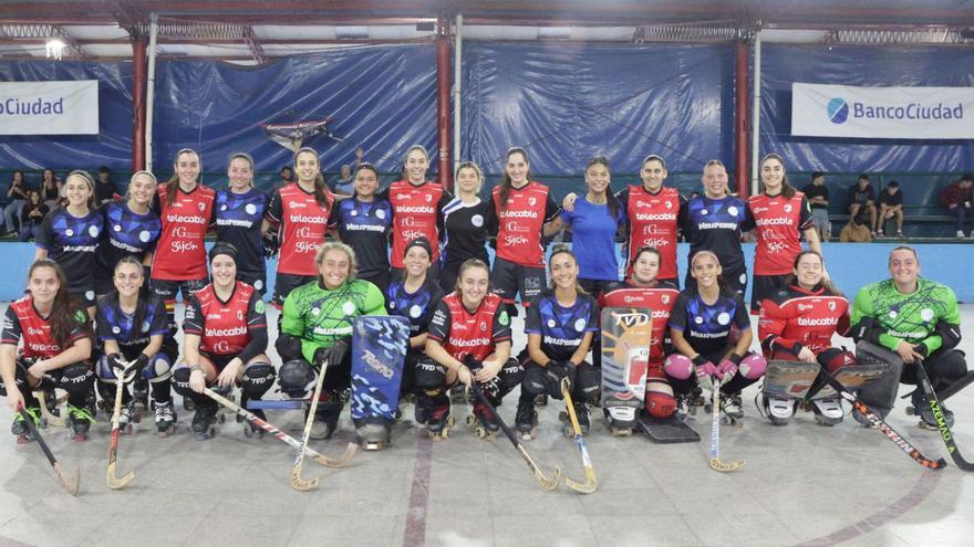 Las jugadoras del Telecable posan con la selección de Buenos Aires antes de jugar un amistoso. |