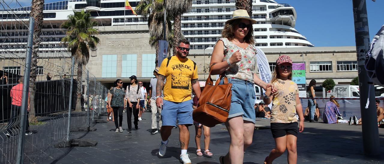 Un grupo de turistas de un crucero este verano en Vigo.